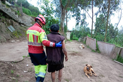Los bomberos descendieron más de 50 metros para rescatar a los afectados.