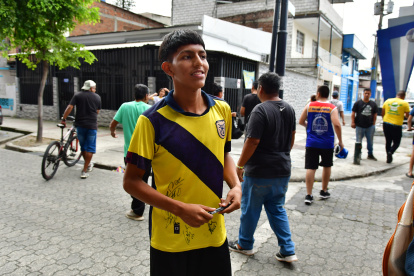 La felicidad de Anthony Ilvis tras conseguir firmas de los jugadores de la selección.
