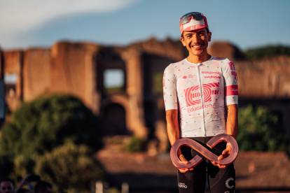 Richard Carapaz con el trofeo al tercer lugar del Giro de Italia.