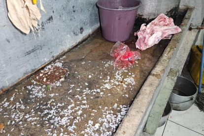 ARCSA clausura un chifa en el centro de Guayaquil por falta de higiene en el local.