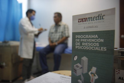 En Ecuador, miles de personas esperan ser atendidos mientras los recursos son escasos.