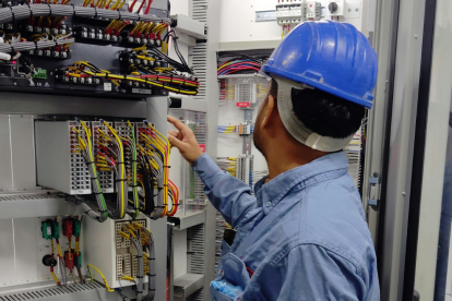 Carolina Jaramillo, vocera del Gobierno, detalla las nuevas tarifas eléctricas y la eliminación del subsidio al diésel para el sector atunero, durante una rueda de prensa el 2 de junio de 2025.