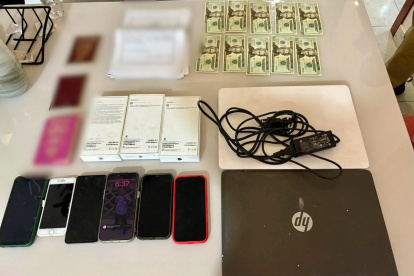 Se incautaron dispositivos electrónicos, armas de fuego, municiones, escrituras.