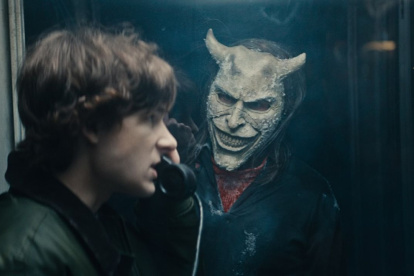 "El Raptor" interpretado por Ethan Hawkes junto a "Finney" interpretado por Mason Thames en la nueva entrega de The Black Phone 2