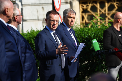 Vladimir Medinsky (C), jefe de la delegación rusa en las conversaciones de Estambul, hace una declaración a la prensa después de la segunda reunión entre los representantes de Rusia y Ucrania