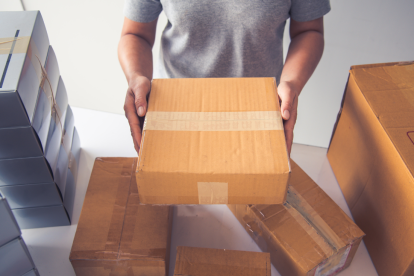 Comex establece tarifa de $20 para paquetes enviados por courier.