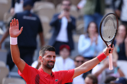 Novak Djokovic celebra su victoria ante Cameron Norrie en el partido individual masculino en la pista Philippe-Chatrier del complejo Roland Garros.