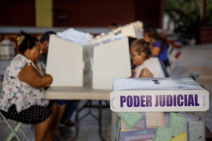 Personas votan en las elecciones judiciales el domingo 1 de junio de 2025, en Ciudad de México (México).