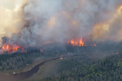 Esta imagen aérea del 29 de mayo de 2025, cortesía del Gobierno de Manitoba, muestra incendios forestales en el Parque Provincial Nopiming en el área de Bird River, Manitoba, Canadá.
