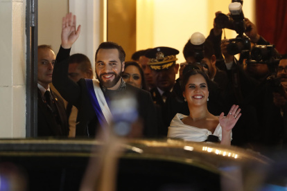 El presidente de El Salvador, Nayib Bukele, y su esposa Gabriela Rodríguez saludan este domingo, a las afueras del Teatro Nacional en San Salvador (El Salvador).