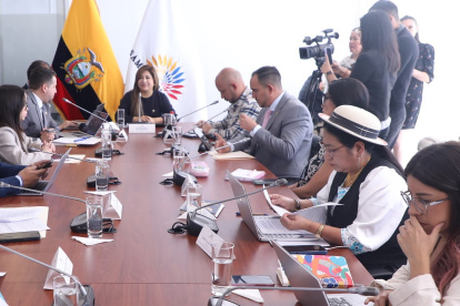 Inés Alarcón (ADN) y Mariana Yumbay (Pachakutik) hablaron sobre el segundo debate de la reforma a las bases militares extranjeras, luego de la sesión de la Comisión de Seguridad.