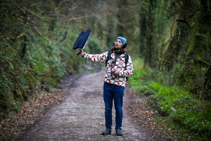 Experto. Sean Ronayne de 37 años de edad, graba el canto de una especie en el bosque.