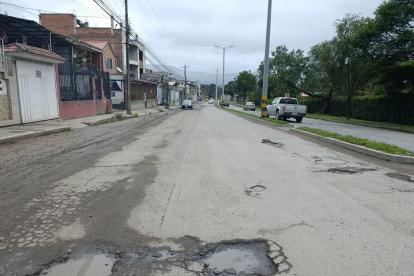 Huecos en las vías dificultan la movilidad segura.