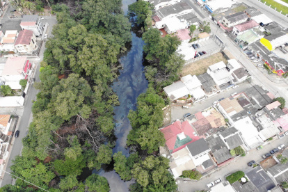 Vista aérea de la contaminación del estero Salado.