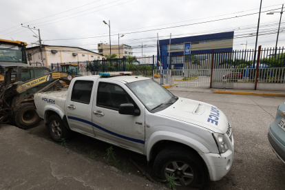 Daños. Cerca de la nueva sede municipal de Durán, hay una camioneta de la Policía dañada. En el lugar, aseguran los usuarios, rara vez se vez militares y policías.