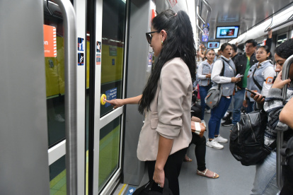 Algunos usuarios no sabían sobre el cambio. El botón se puede presionar para salir o ingresar al tren.
