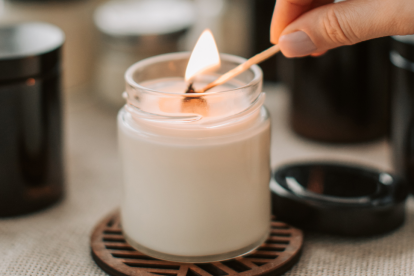 Referencial. Uso de velas por los cortes de luz.