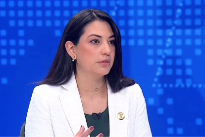 La ministra de Economía, Sariha Moya, explicó que el Gobierno evalúa una posible reforma tributaria y medidas para garantizar ingresos sostenibles frente al déficit fiscal.