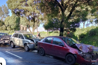 Los vehículos impactados quedaron detenidos en uno de los carriles de la avenida Simón Bolívar, tras el choque múltiple en el sector San Martín.