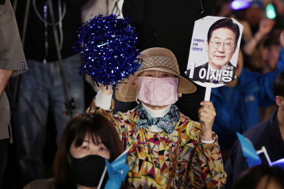 Seguidores de Lee Jae-Myung, del Partido Democrático, celebran los resultados de los sondeos que apuntan a la victoria de líder.