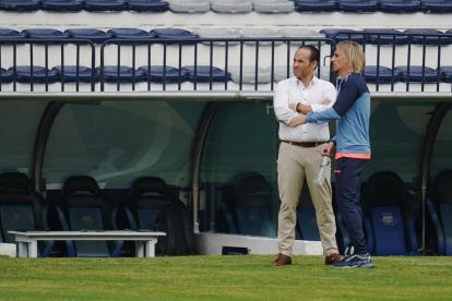Francisco Egas (i), presidente de FEF, junto al técnico de la Tri Sebastián Beccacece