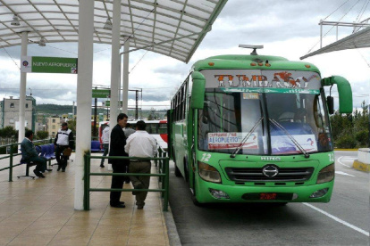 Algunas de las unidades que ofrecen el servicio de transporte entre Quito y el aeropuerto salen desde la estación de la av. Río Coca y el terminal de Carcelén.