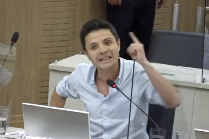 El concejal Wilson Merino molesto, durante su intervención en la sesión ordinaria del Concejo de este martes 3 de junio de 2025.