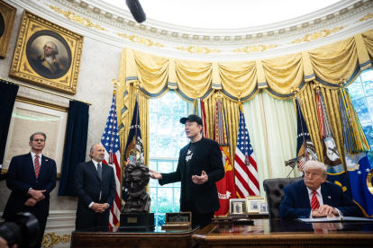 El presidente de EE.UU., Donald Trump (D) junto a Elon Musk (C) durante una conferencia de prensa en la Casa Blanca en Washington (EE.UU.).
