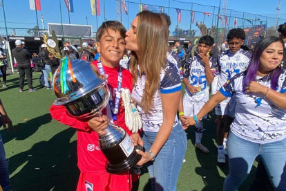 Gabriela Pazmiño con su hijo, Diego.