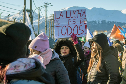 Una mujer sostiene un cartel que dice "La lucha es de todos" durante una protesta contra la política arancelaria del presidente Javier Milei en Ushuaia, Argentina, el 21 de mayo de 2025.