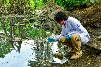 Alumno de Ecotec toma muestras del agua del Salado.