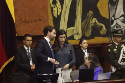 El presidente de la Asamblea, Niels Olsen, conversando con la jefa de la bancada del oficialismo, Valentina Centeno.
