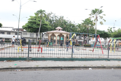 Los niños juegan en el parque entre el mal olor de la basura y deposiciones de animales.