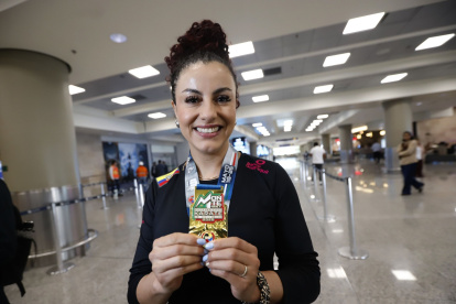 La karateca nacional Jacqueline Factos muestra la medalla de oro alcanzada en el Panamericano de México