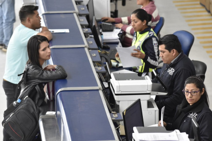Los usuarios expresan su malestar por la falta del sistema para concluir con el trámite de matriculación vehicular en Quito.