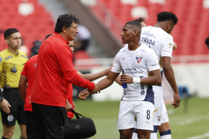 Patricio Hurtado es el DT interino de los albos y regresará a su rol de asesor del presidente.