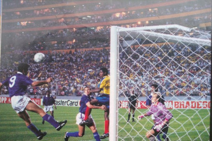 Jugada del partido entre Ecuador y Brasil, en las Eliminatorias 1993.