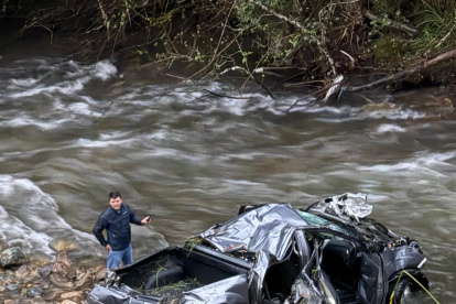 Una camioneta cayó por una pendiente de 70 metros en el sector de Llaviuco.