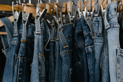 Los jeans ajustados y de corte recto marcan el regreso del denim clásico que conquista las calles de Europa en 2025.