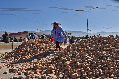 Una mujer fue captada este 2 de junio al pasar sobre un montículo de piedras, puestas por seguidores del exmandatario Evo Morales, que bloquean una carretera a la altura de la localidad de Sipe Sipe, en la región de Cochabamba (Bolivia).