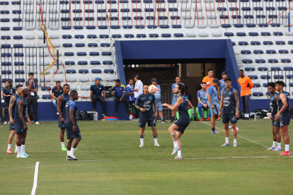 La selección ecuatoriana de fútbol se ha mantenido entrenando en la cancha del estadio George Capwell, al sur de Guayaquil.