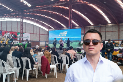 Decenas de personas esperaban al presidente Noboa en el Centro Agrícola Cantonal de Cuenca, donde se realizó la entrega de beneficios al sector agrícola sin su presencia.