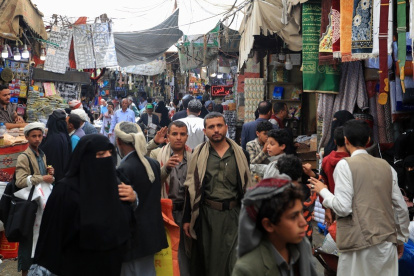 Los yemeníes se reúnen en un mercado popular en Saná para comprar alimentos, dulces y ropa nueva el 3 de junio de 2025,