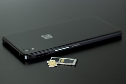 El SIM swapping es un tipo de fraude que permite a los delincuentes tomar el control de una línea celular y acceder a información personal y financiera.