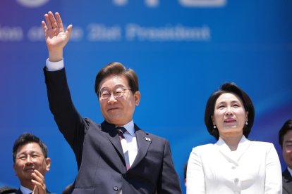 El nuevo presidente de Corea del Sur, Lee Jae-myung, y su esposa Kim Hea Kyung, al despedirse luego de la ceremonia de investidura del mandatario, en la Asamblea Nacional, en Seúl (Corea del Sur)