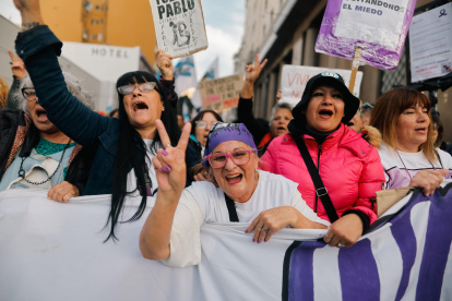 Personas participan en una protesta convocada por grupos feministas, médicos y científicos, entre muchos otros colectivos este miércoles, en Buenos Aires (Argentina).