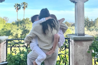 Meghan Markle y el príncipe Harry han luchado por mantener la vida de sus hijos lejos de las cámaras. Esa foto fue subida al Instagram el 11 de mayo, a propósito del Día de la Madre.