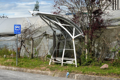 Moradores alertan sobre peligro en paradas de bus en Nayón.