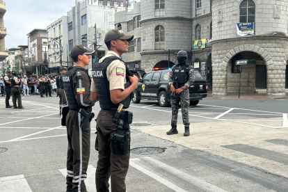Agentes del GIR inspeccionaron el maletín sospechoso con equipo especializado, mientras la Policía acordonó la zona para evitar riesgos.