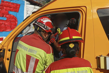 En la avenida Velasco Ibarra, a la altura del puente peatonal de La Tola, ocurrió el accidente de tránsito en Quito.